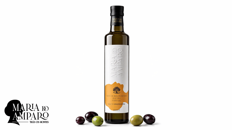 Azeite Virgem Extra Maria do Amparo, originário da região de Trás-os-Montes. A garrafa contém 500 ml de produto e destaca-se por um perfil frutado fresco, com notas verdes e um equilíbrio entre amargo e picante.