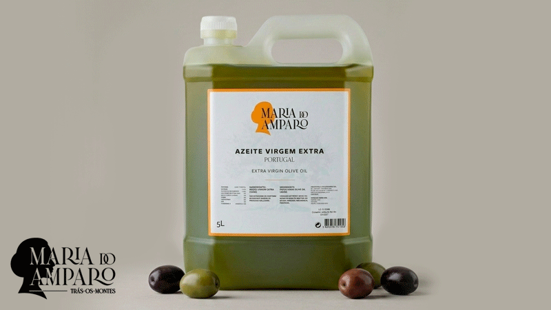 Garrafão de 5 litros de azeite virgem extra da marca portuguesa Maria do Amparo, originário da região de Trás-os-Montes, Portugal.