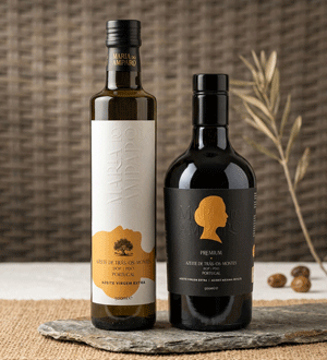Azeites Virgem Extra da marca portuguesa Maria do Amparo, originários de Trás-os-Montes, Portugal. O azeite é produzido através de processos mecânicos e extração a frio, apresentando uma acidez máxima de 0,4%.