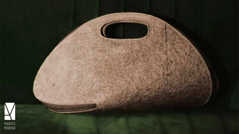 Mala Malai Shell da marca portuguesa Marita Moreno, caracterizada pela sua forma de concha feita a partir de um material sustentável derivado da água de coco.  