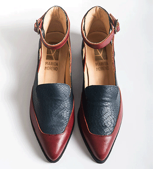Sapatos vegan da marca portuguesa Marita Moreno modelo Ermione Red, caracterizados pelo seu design bicudo e tiras ajustáveis no tornozelo.