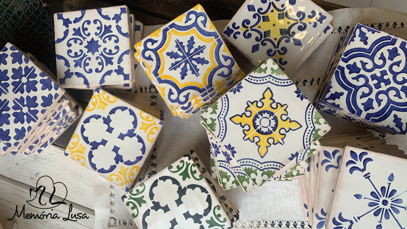 Azulejos de cerâmica pintados à mão pela marca portuguesa Memória Lusa, um ícone da arquitetura portuguesa. Cada peça é única, com ligeiras variações que refletem o trabalho manual.