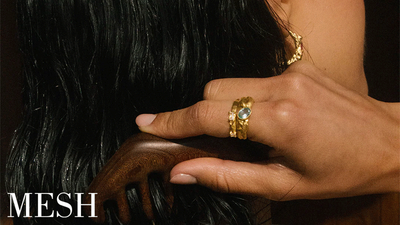 Joias da marca portuguesa MESH Jewellery, destacando-se pelo seu design orgânico e texturizado.
