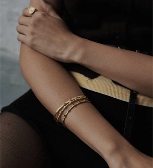 Anel Livia e pulseira escrava Ella da marca portuguesa Mesh feitas em prata 925 com banho de ouro de 18K, de design inspirado em formas orgânicas.