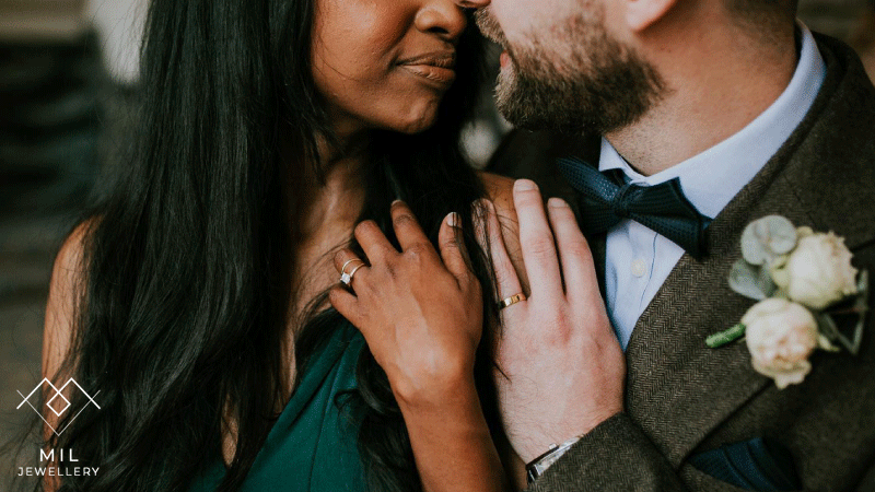 Casal a usar as alianças de casamento que eles próprios criaram através de técnicas tradicionais e materiais sustentáveis com o apoio de profissionais.