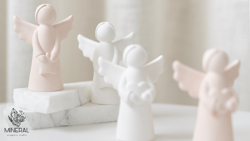Figuras de anjo da marca portuguesa Mineral Organic Crafts feitas de cerâmica orgânica e apresentam um acabamento suave em tons pastel. 
