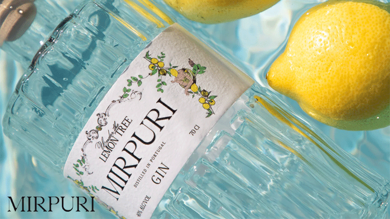 Garrafa de Gin Mirpuri Under the Lemon Tree destaca-se pelo seu rótulo ilustrado com limões e limoeiros.