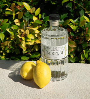 Garrafa de Gin da marca portuguesa Mirpuri, um gin português conhecido pela sua vibrante essência cítrica e notas de limão.