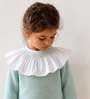 Camisola de criança em malha verde-água com um colarinho branco detalhado da marca portuguesa Muguet.