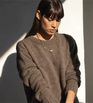 Camisola de malha castanha com gola redonda da marca portuguesa de moda ética e sustentável Näz.