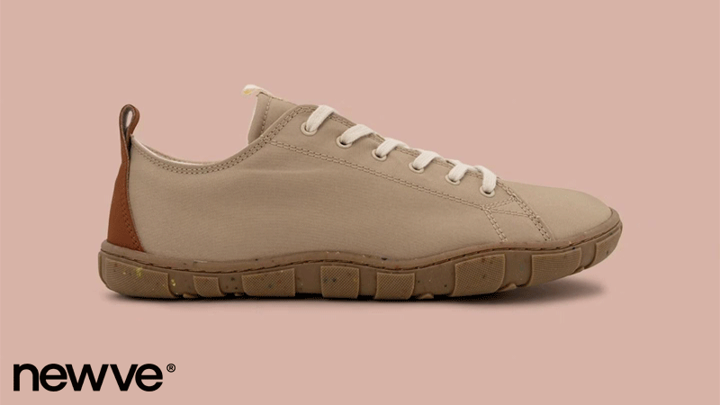 Sapatilhas da marca portuguesa Newve modelo Stepline apresentam um design barefoot com uma sola plana e uma cor bege neutra. 