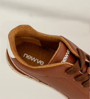 Ténis castanhos da marca portuguesa Newve com um design minimalista e um interior acolchoado para maior conforto.