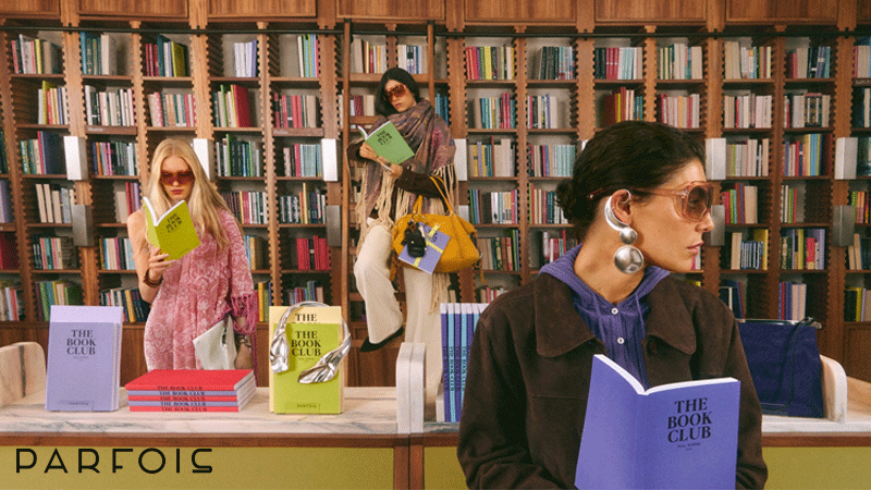 Mulheres numa biblioteca usando vários acessórios da marca portuguesa Parfois.