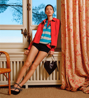 Mulher vestida e com acessórios da marca portuguesa Parfois.