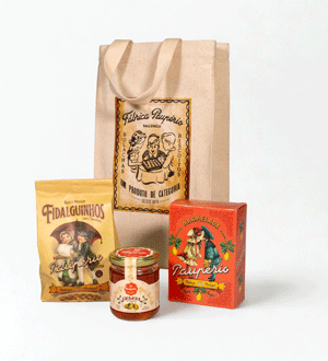 Conjunto de produtos da marca portuguesa PAUPÉRIO®, com embalagens de Fidalguinhos, bolachas e outras especialidades, acompanhado por um saco de papel da marca.