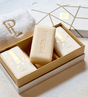 Conjunto de sabonetes da marca portuguesa PortoLuso, apresentados numa caixa de presente sofisticada. 