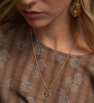 Colar em prata dourada da marca portuguesa Portugal Jewels composto por corrente e medalha com inicial personalizável.