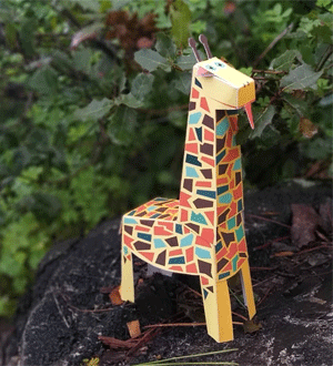 Brinquedo Maxi Girafa da marca portuguesa Pukaca Paper Toys. Kit de artesanato 3D em papel para fazer você mesmo, concebido para cortar, dobrar e colar.
