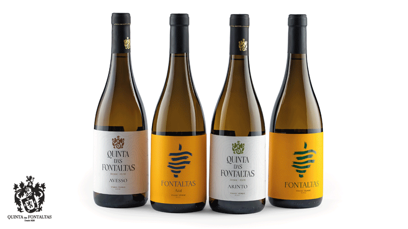 Garrafas de vinho branco da marca portuguesa Quinta das Fontaltas, Vinhos Verdes da região de Resende.