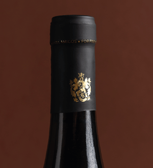 Gargalo de garrafa com cápsula com símbolo a dourado da marca portuguesa de vinhos verdes Quinta das Fontaltas.