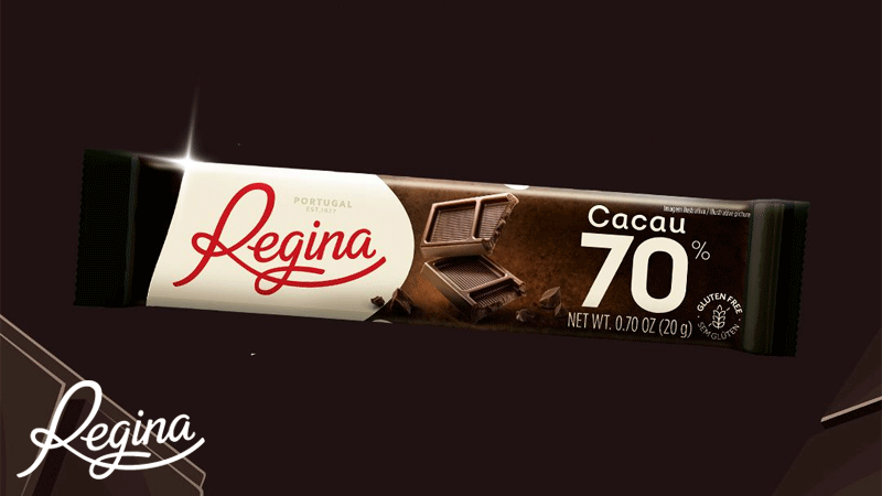 Barra de chocolate preto com 70% de cacau da marca portuguesa REGINA®, apresentada sobre fundo escuro com elementos gráficos da marca.