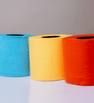 Rolos de papel higiénico coloridos da marca portuguesa Renova. Disponíveis em várias cores vibrantes para combinar com a decoração da casa de banho.