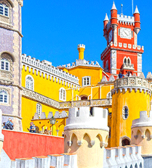 Descubra o vibrante Palácio da Pena em Sintra, conhecido pelas suas cores amarelo e vermelho intensos, pela orientação da marca portuguesa RIDE351, PERSONAL TOURS PORTUGAL, EST. 2013®.