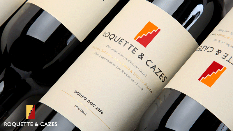 garrafas de roquette e cazes juntas e deitadas