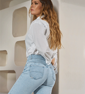 Visual clássico e versátil, composto por uma blusa fluida branca e calças de ganga de lavagem clara com modelagem push up, concebidas para realçar a silhueta, da marca portuguesa Salsa.