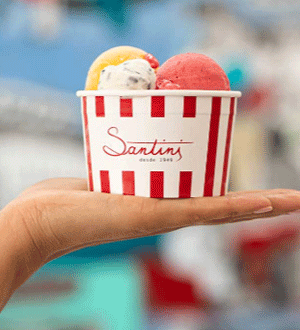 Copo de gelado da marca portuguesa Santini, fundada em 1949, gelado produzido de forma 100% artesanal, sem corantes ou conservantes.