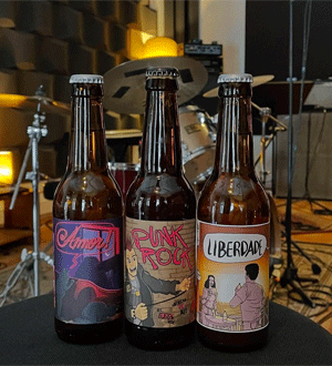 Garrafas de cerveja que fazem parte da coleção de arte da Sarrafusca Craft Beer, uma marca portuguesa de cervejaria artesanal.