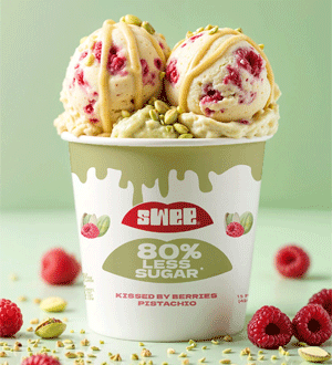 Swee Kissed by Berries Pistachio é um gelado vegetal de pistáchio com framboesas da marca portuguesa Swee Ibéria, com menos 80% de açúcar e adoçado com stevia.