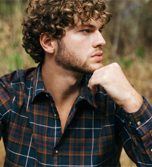 Camisa Nirgua da marca portuguesa Throttleman com fitting regular e é confeccionada em tecido de algodão com ligeira carda no interior, proporcionando conforto e suavidade.