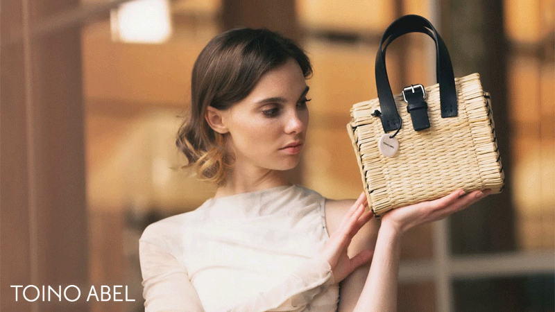 Mala de senhora da marca portuguesa Toino Abel caracterizada pelo seu design artesanal em palha com alças de couro. 