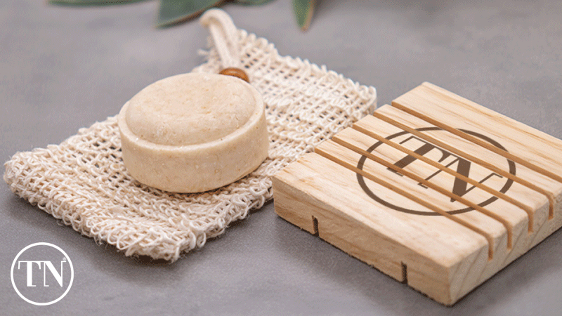 Champô sólido da marca portuguesa Tradição Natural (TN), acompanhado por acessórios de conservação. 