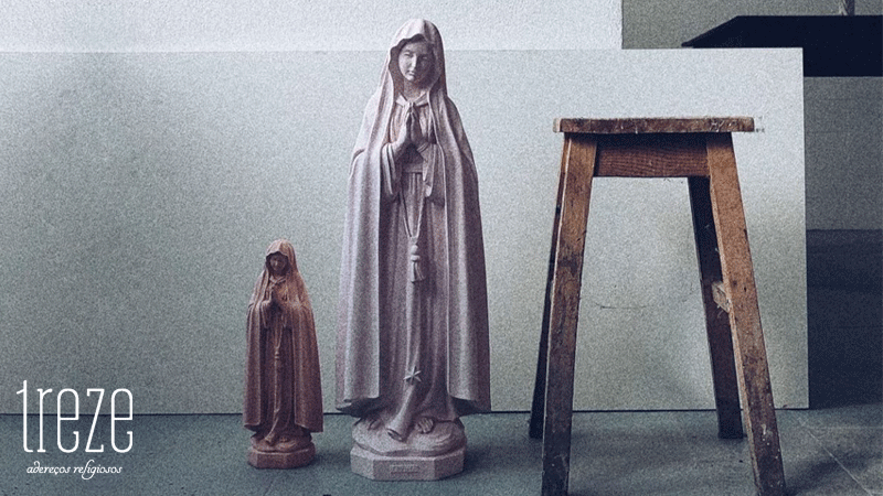 Estatuetas de diferentes tamanhos e cores de Nossa Senhora de Fátima, feitos à mão, em Fátima, pela marca portuguesa Treze Adereços Religiosos.
