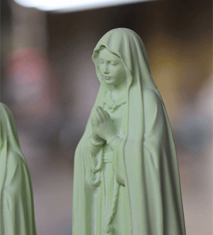 Estatueta verde de Nossa Senhora de Fátima, feita à mão, em Fátima, pela marca portuguesa Treze Adereços Religiosos.