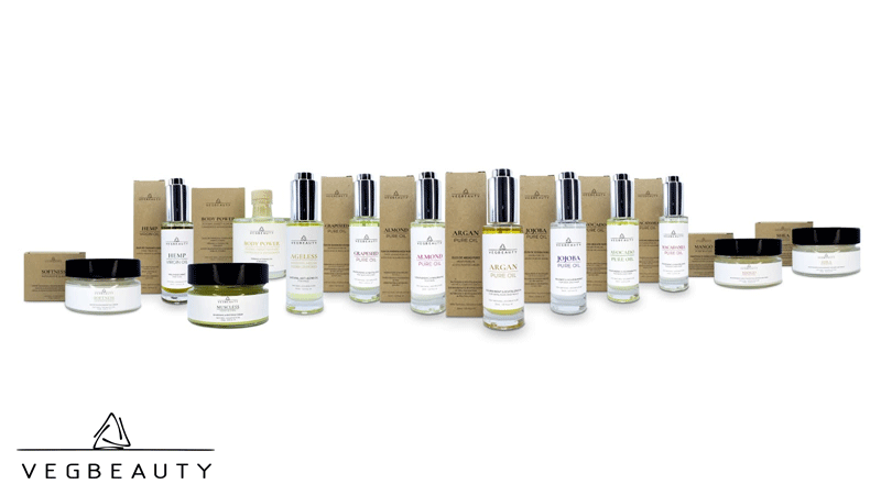 Gama de produtos de cosmética natural da marca portuguesa VEGBEAUTY®, incluindo óleos, cremes e embalagens, apresentada sobre fundo branco.