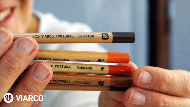 Lápis de cor da marca portuguesa Viarco, que utilizam o sistema ColorADD, outra marca portuguesa.