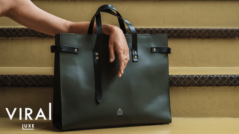 Bolsa de pele preta com pega da marca Viral Luxe