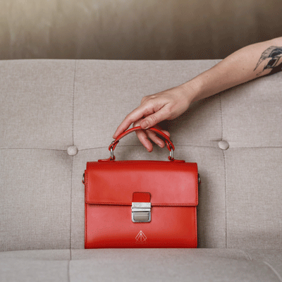 Bolsa de pele vermelha com pega da marca Viral Luxe